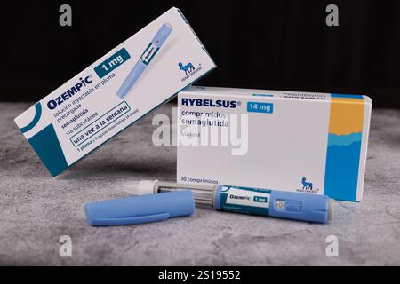 Gros plan des médicaments semaglutide à Barcelone, Espagne, soulignant leur rôle dans le contrôle efficace de la glycémie chez les patients diabétiques Banque D'Images
