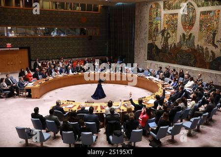 Pékin, Chine. 25 mars 2024. Les représentants votent sur un projet de résolution lors d'une réunion du Conseil de sécurité de l'ONU au siège de l'ONU à New York, le 25 mars 2024. Le 25 mars 2024, le Conseil de sécurité a adopté une résolution qui exige un cessez-le-feu immédiat à Gaza pour le mois sacré du Ramadan. Crédit : XIe E E/Xinhua/Alamy Live News Banque D'Images