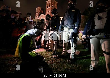 Pékin, Chine. 2 janvier 2025. Un manifestant pro-palestinien s'agenouille devant des policiers à l'extérieur d'un campement de tentes de soutien aux Palestiniens près de Royce Hall de l'Université de Californie, Los Angeles (UCLA), à Los Angeles, Californie, États-Unis, le 1er mai 2024. Les manifestations pro-palestiniennes se sont propagées dans les collèges et les universités à travers les États-Unis dans le conflit Israël-Hamas à Gaza. Crédit : Xinhua/Alamy Live News Banque D'Images