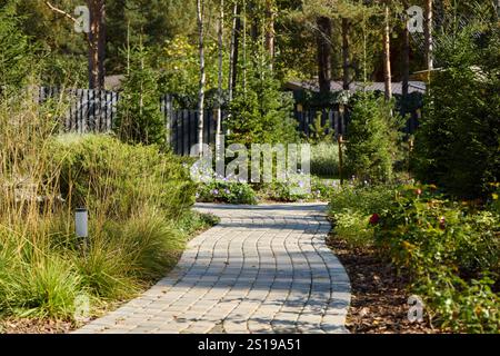 Un sentier de jardin serein qui est magnifiquement entouré de verdure luxuriante et verdoyante et d'arbres Banque D'Images