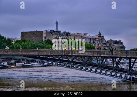Paris, France - 2 juin 2016 : inondations à Paris. La Seine est sur le point de déborder. Focus sur un pont avec, en arrière-plan, la tour Eiffel. Banque D'Images