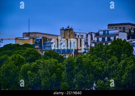 Paris, France - 2 juin 2016 : inondations à Paris. La Seine est sur le point de déborder. Concentrez-vous sur les bâtiments près de l'eau. Banque D'Images