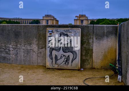 Paris, France - 2 juin 2016 : inondations à Paris. La Seine est sur le point de déborder. Concentrez-vous sur un dessin d'une femme allong les docks. Banque D'Images