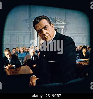 Photographie de Raymond Burr et d'autres membres de la distribution sur le plateau de la série CBS-TV Perry Mason, tirée de la couverture du magazine look, 1961 Banque D'Images
