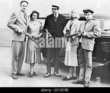 Photo publicitaire de la photo principale du casting du film Bonnie et Clyde de 1967. De gauche à droite - Gene Hackman, Estelle Parsons, Warren Beatty, Faye Dunaway et Michael J. Pollard Banque D'Images