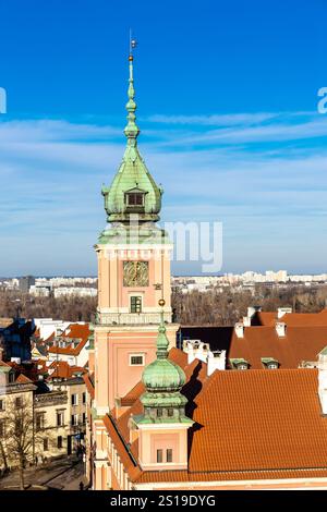 Tour de l'horloge du château royal (Zamek Krolewski) dans la vieille ville (Stare Miasto), Varsovie, Pologne Banque D'Images