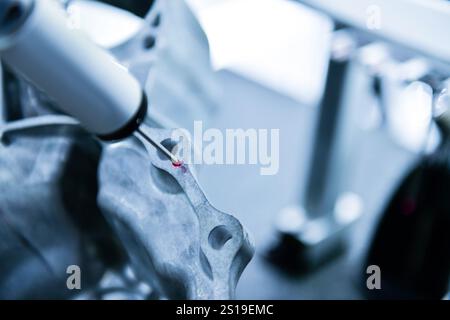 Gros plan de la machine automatique de mesure des coordonnées (CMM) pour inspection élevée bloc moteur de précision pendant le travail Banque D'Images