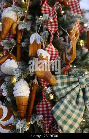 Un sapin de Noël festif orné d'ornements sucrés qui apportent de la joie pendant les vacances Banque D'Images