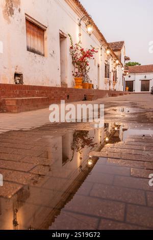 Flaque d'eau dans une rue coloniale à Santa Cruz de Mompox, Colombie Banque D'Images