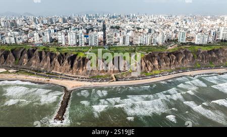 Pékin, Pérou. 9 octobre 2024. Une photo de drone aérien montre une vue de Miraflores à Lima, Pérou, le 9 octobre 2024. Crédit : Li Muzi/Xinhua/Alamy Live News Banque D'Images