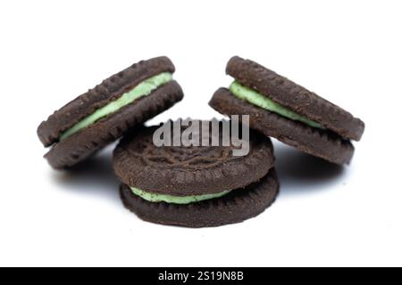 biscuits doubles au chocolat isolés sur fond blanc Banque D'Images