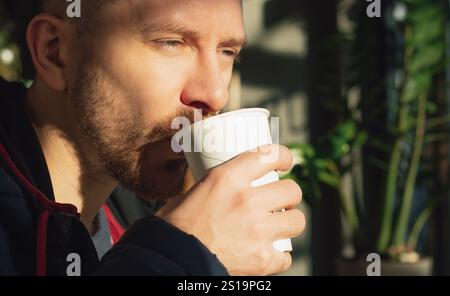 heureux portrait d'un homme dehors Banque D'Images