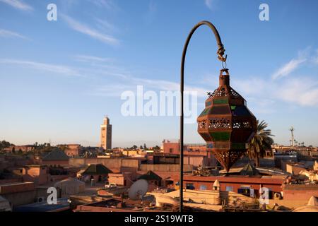 lampe marocaine en métal et verre devant le toit de la ville vue sur la vieille médina de la ville dans la matinée marrakech, maroc Banque D'Images