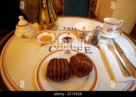 petit déjeuner croissants et café pour une personne au bacha coffee marrakech, maroc Banque D'Images