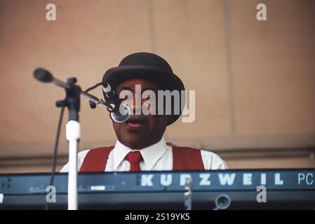 New Orleans, LOUISIANE, États-Unis - 6 mai 2000 : Henry Gray, Hall of Famer du blues, joue du piano et chante du blues sur la scène Lagniappe au New Orleans Jazz and Heritage Festival 2000 Banque D'Images
