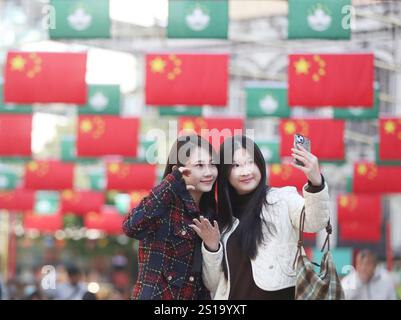 Pékin, Dec. 20. 20 décembre 2024. Les gens posent pour des photos à la place Senado à Macao, dans le sud de la Chine, 20 décembre 2024. Macao a marqué le 25e anniversaire de son retour à la patrie le 20 décembre 2024. Crédit : Yao Qilin/Xinhua/Alamy Live News Banque D'Images