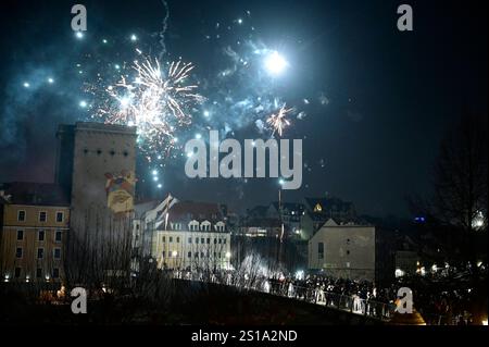 In der Görlitzer Altstadt wird Silvester gefeiert. IM Bild Silvester Feuerwerk auf der Altstadtbrücke zwischen Görlitz und Zgorzelec, auch in diesem Jahr War Feuerwerk auf der deutschen Seite verboten, aber ab Mitte der Brücke/Neiße War es wiederum erlaubt. Görlitz, 01.01.2025 Saxe Allemagne *** le réveillon du nouvel an est célébré dans la vieille ville de Görlitz dans l'image feux d'artifice du réveillon du nouvel an sur le pont de la vieille ville entre Görlitz et Zgorzelec, cette année aussi les feux d'artifice ont été interdits du côté allemand, mais du milieu du pont Neiße il a été autorisé à nouveau Görlitz, 01 01 2025 Saxe allemand Banque D'Images