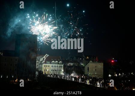 In der Görlitzer Altstadt wird Silvester gefeiert. IM Bild Silvester Feuerwerk auf der Altstadtbrücke zwischen Görlitz und Zgorzelec, auch in diesem Jahr War Feuerwerk auf der deutschen Seite verboten, aber ab Mitte der Brücke/Neiße War es wiederum erlaubt. Görlitz, 01.01.2025 Saxe Allemagne *** le réveillon du nouvel an est célébré dans la vieille ville de Görlitz dans l'image feux d'artifice du réveillon du nouvel an sur le pont de la vieille ville entre Görlitz et Zgorzelec, cette année aussi les feux d'artifice ont été interdits du côté allemand, mais du milieu du pont Neiße il a été autorisé à nouveau Görlitz, 01 01 2025 Saxe allemand Banque D'Images