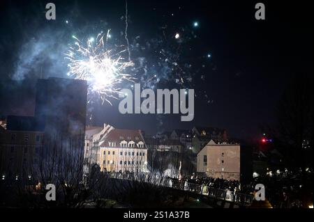 In der Görlitzer Altstadt wird Silvester gefeiert. IM Bild Silvester Feuerwerk auf der Altstadtbrücke zwischen Görlitz und Zgorzelec, auch in diesem Jahr War Feuerwerk auf der deutschen Seite verboten, aber ab Mitte der Brücke/Neiße War es wiederum erlaubt. Görlitz, 01.01.2025 Saxe Allemagne *** le réveillon du nouvel an est célébré dans la vieille ville de Görlitz dans l'image feux d'artifice du réveillon du nouvel an sur le pont de la vieille ville entre Görlitz et Zgorzelec, cette année aussi les feux d'artifice ont été interdits du côté allemand, mais du milieu du pont Neiße il a été autorisé à nouveau Görlitz, 01 01 2025 Saxe allemand Banque D'Images