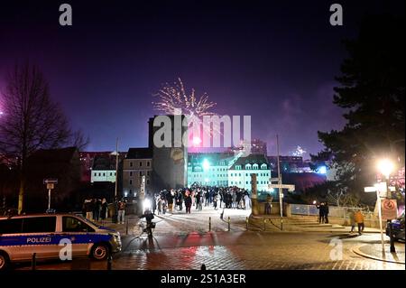 In der Görlitzer Altstadt wird Silvester gefeiert. IM Bild Silvester Feuerwerk auf der Altstadtbrücke zwischen Görlitz und Zgorzelec, auch in diesem Jahr War Feuerwerk auf der deutschen Seite verboten, aber ab Mitte der Brücke/Neiße War es wiederum erlaubt. Görlitz, 01.01.2025 Saxe Allemagne *** le réveillon du nouvel an est célébré dans la vieille ville de Görlitz dans l'image feux d'artifice du réveillon du nouvel an sur le pont de la vieille ville entre Görlitz et Zgorzelec, cette année aussi les feux d'artifice ont été interdits du côté allemand, mais du milieu du pont Neiße il a été autorisé à nouveau Görlitz, 01 01 2025 Saxe allemand Banque D'Images