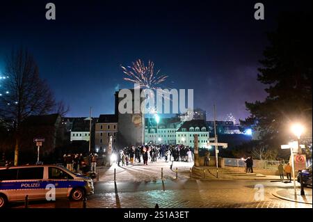 In der Görlitzer Altstadt wird Silvester gefeiert. IM Bild Silvester Feuerwerk auf der Altstadtbrücke zwischen Görlitz und Zgorzelec, auch in diesem Jahr War Feuerwerk auf der deutschen Seite verboten, aber ab Mitte der Brücke/Neiße War es wiederum erlaubt. Görlitz, 01.01.2025 Saxe Allemagne *** le réveillon du nouvel an est célébré dans la vieille ville de Görlitz dans l'image feux d'artifice du réveillon du nouvel an sur le pont de la vieille ville entre Görlitz et Zgorzelec, cette année aussi les feux d'artifice ont été interdits du côté allemand, mais du milieu du pont Neiße il a été autorisé à nouveau Görlitz, 01 01 2025 Saxe allemand Banque D'Images