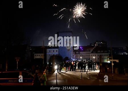 In der Görlitzer Altstadt wird Silvester gefeiert. IM Bild Silvester Feuerwerk auf der Altstadtbrücke zwischen Görlitz und Zgorzelec, auch in diesem Jahr War Feuerwerk auf der deutschen Seite verboten, aber ab Mitte der Brücke/Neiße War es wiederum erlaubt. Görlitz, 01.01.2025 Saxe Allemagne *** le réveillon du nouvel an est célébré dans la vieille ville de Görlitz dans l'image feux d'artifice du réveillon du nouvel an sur le pont de la vieille ville entre Görlitz et Zgorzelec, cette année aussi les feux d'artifice ont été interdits du côté allemand, mais du milieu du pont Neiße il a été autorisé à nouveau Görlitz, 01 01 2025 Saxe allemand Banque D'Images