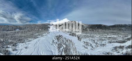 Une couverture de neige recouvre le paysage sauvage et boisé entourant le mont. Hood, Oregon. Cette région du nord-ouest du Pacifique est à seulement une heure de route de Portland. Banque D'Images