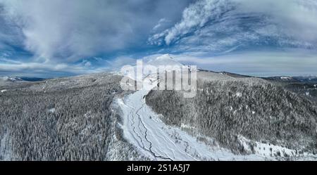 Une couverture de neige recouvre le paysage sauvage et boisé entourant le mont. Hood, Oregon. Cette région du nord-ouest du Pacifique est à seulement une heure de route de Portland. Banque D'Images