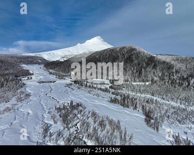 Une couverture de neige recouvre le paysage sauvage et boisé entourant le mont. Hood, Oregon. Cette région du nord-ouest du Pacifique est à seulement une heure de route de Portland. Banque D'Images