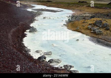 Kroflustod, eau riche en silice. Station géothermique. Myvatn, Islande. Banque D'Images