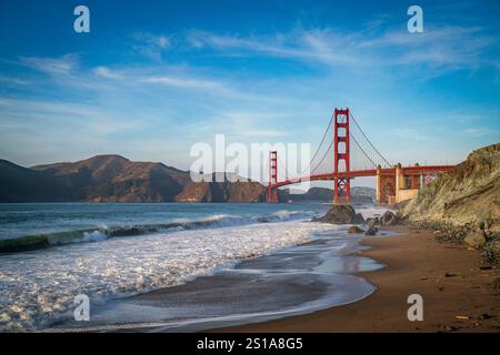 Le Golden Gate Bridge à San Francisco, Californie, par un après-midi ensoleillé d'octobre. Vue de Marshall's Beach. Banque D'Images