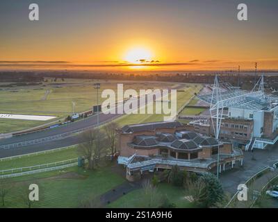 vue aérienne de l'aube sur l'hippodrome de kempton park à sunbury on thames dans le surrey Banque D'Images