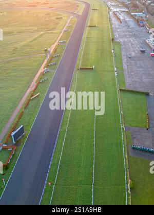 vue aérienne de l'aube sur l'hippodrome de kempton park à sunbury on thames dans le surrey Banque D'Images