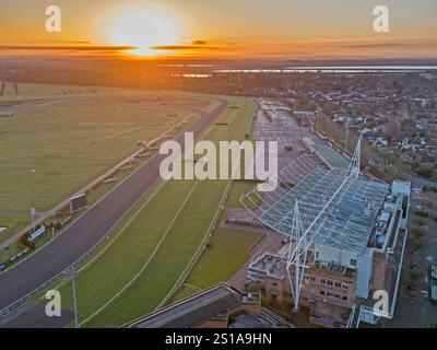 vue aérienne de l'aube sur l'hippodrome de kempton park à sunbury on thames dans le surrey Banque D'Images