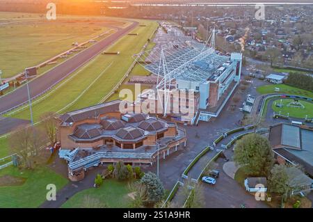 vue aérienne de l'aube sur l'hippodrome de kempton park à sunbury on thames dans le surrey Banque D'Images