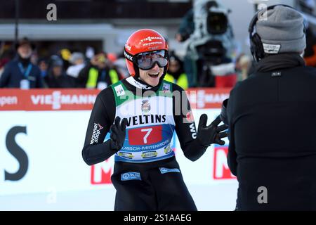 Garmisch Partenkirchen, Allemagne. 1er janvier 2025. Karl Geiger (SC Oberstdorf) beim Neujahrsskispringen 73. Vierschanzentournee Garmisch-Partenkirchen crédit : dpa/Alamy Live News Banque D'Images