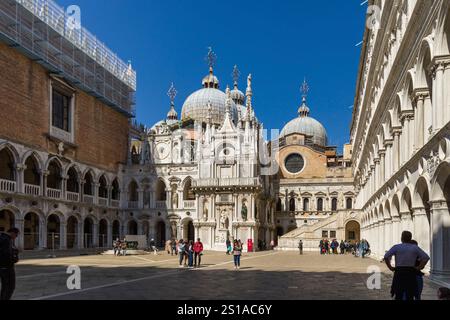 Italie, Vénétie, Venise, classée au Patrimoine mondial de l'UNESCO, cour intérieure du Palais des Doges avec escalier géant et basilique de Marc Banque D'Images