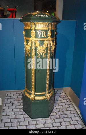Londres Ornated pilier box (1857-1859) un pied plus court que les boîtes précédentes, introduites pour la première fois à Londres, Dublin, Birmingham, Édimbourg, Manchester. 50 fabriqués Banque D'Images