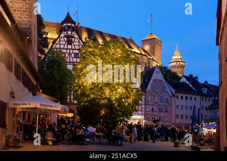 Allemagne, Bavière, Franconie, Nuremberg, place Platz am Tiergärtnertor, maisons à colombages et Kaiserburg, château impérial avec la tour Sinwell (Sinwellturm) en arrière-plan Banque D'Images