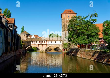 Allemagne, Bavière, Franconie, Nuremberg, vieille ville, le long de la rivière Pegnitz, Wasserturm (château d'eau), le musée de la Maison du pencher (Henkerhaus Museum) et le pont du pencher (Henkerbrücke) Banque D'Images