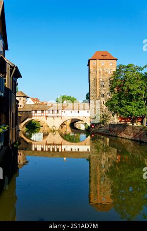 Allemagne, Bavière, Franconie, Nuremberg, vieille ville, le long de la rivière Pegnitz, Wasserturm (château d'eau), le musée de la Maison du pencher (Henkerhaus Museum) et le pont du pencher (Henkerbrücke) Banque D'Images