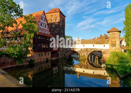 Allemagne, Bavière, Franconie, Nuremberg, vieille ville, le long de la rivière Pegnitz, Wasserturm (château d'eau), le musée de la Maison du pencher (Henkerhaus Museum) et le pont du pencher (Henkerbrücke) Banque D'Images