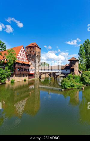 Allemagne, Bavière, Franconie, Nuremberg, vieille ville, le long de la rivière Pegnitz, Wasserturm (château d'eau), le musée de la Maison du pencher (Henkerhaus Museum) et le pont du pencher (Henkerbrücke) Banque D'Images