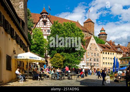 Allemagne, Bavière, Franconie, Nuremberg, place Platz am Tiergärtnertor, maisons à colombages et Kaiserburg, château impérial avec la tour Sinwell (Sinwellturm) en arrière-plan Banque D'Images