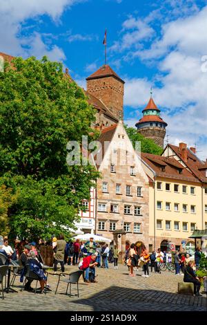 Allemagne, Bavière, Franconie, Nuremberg, place Platz am Tiergärtnertor, maisons à colombages et Kaiserburg, château impérial avec la tour Sinwell (Sinwellturm) en arrière-plan Banque D'Images