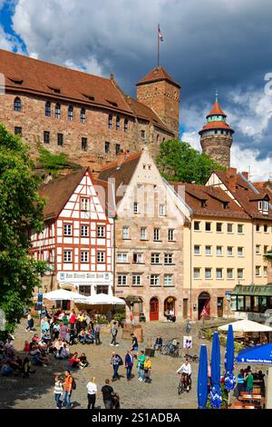 Allemagne, Bavière, Franconie, Nuremberg, place Platz am Tiergärtnertor, maisons à colombages et Kaiserburg, château impérial avec la tour Sinwell (Sinwellturm) en arrière-plan Banque D'Images