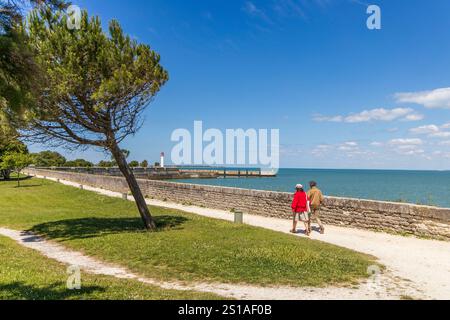 France, Charente-maritime, Ile de Ré, Saint-Martin-de-Ré, un couple de touristes se promènent sur le chemin des remparts de la citadelle du 17ème siècle, fortifications de Vauban classées au Patrimoine mondial de l'UNESCO Banque D'Images