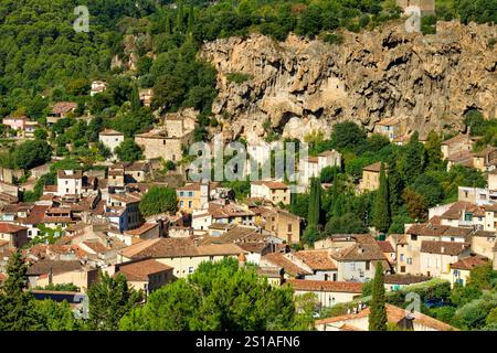 France, Var, Provence verte, Cotignac, le village à habitat troglodyte dans la falaise de tuf de 80 mètres de haut et 400 mètres de large Banque D'Images