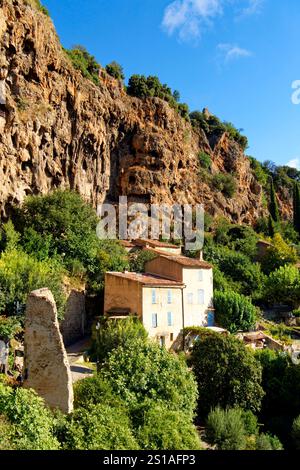 France, Var, Provence verte, Cotignac, le village à habitat troglodyte dans la falaise de tuf de 80 mètres de haut et 400 mètres de large Banque D'Images