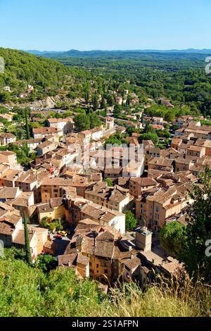 France, Var, Provence verte, Cotignac, le village et la Tour de l'horloge et son clocher Banque D'Images